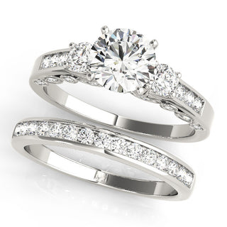 ENGAGEMENT RINGS 3 STONE ROUND