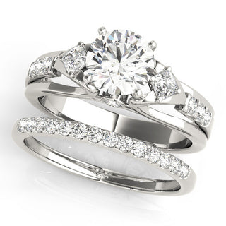 ENGAGEMENT RINGS 3 STONE ROUND